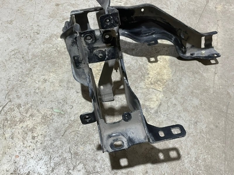 Кронштейн фар правый