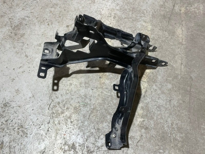 Кронштейн фар правый