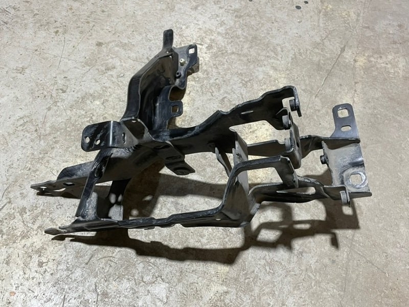 Кронштейн фар правый