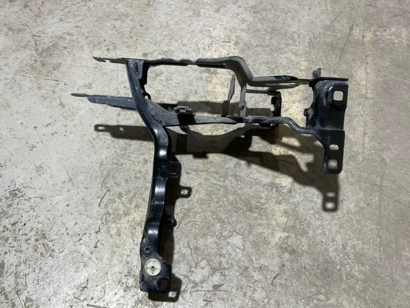 Кронштейн фар правый