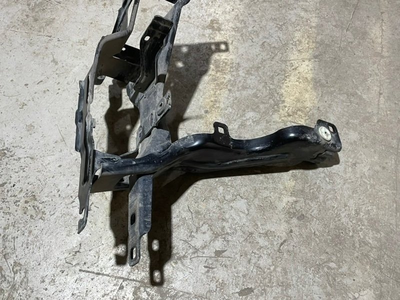 Кронштейн фар правый