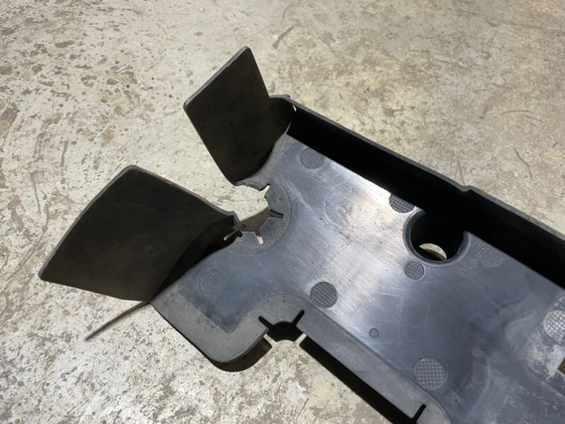 Воздуховод радиатора левый