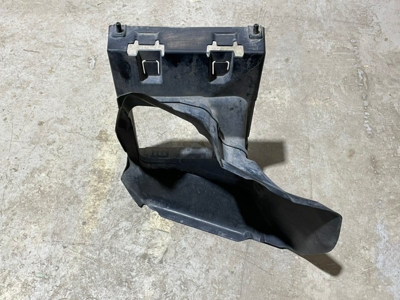 Воздуховод радиатора правый