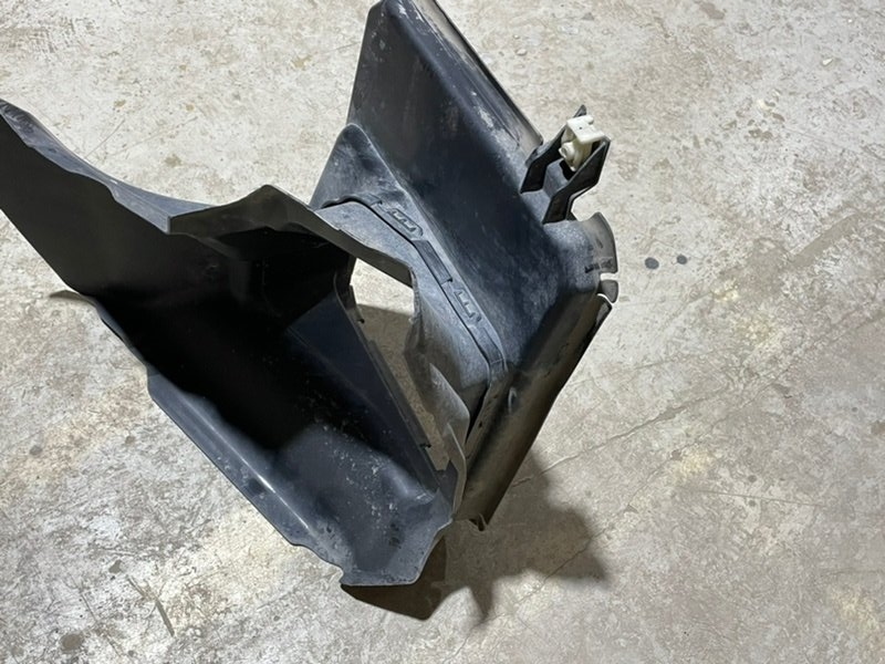 Воздуховод радиатора левый