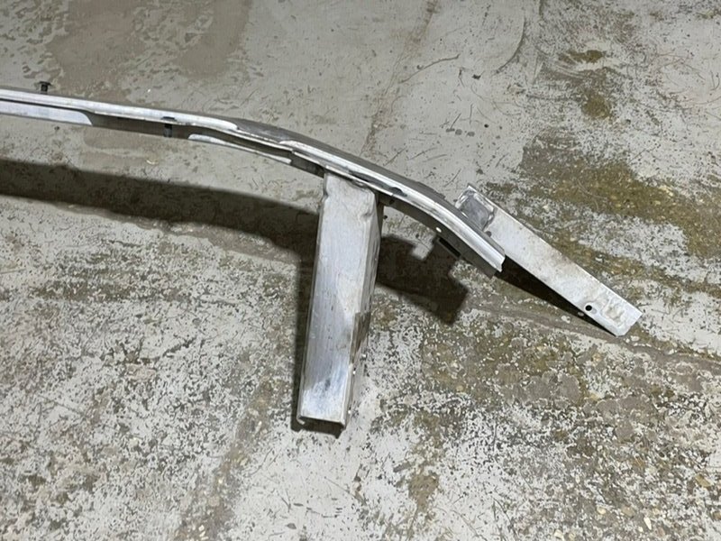 Усилитель переднего бампера