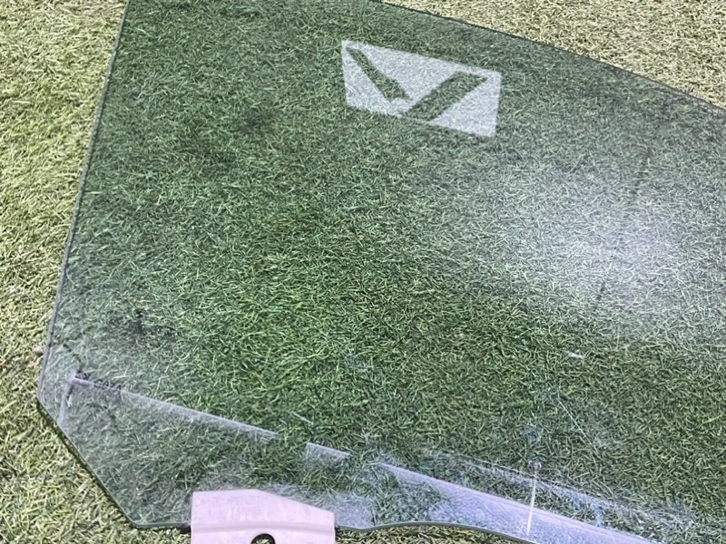 Стекло двери передней правой