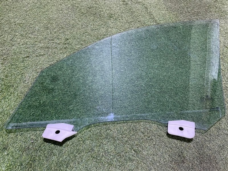 Стекло двери передней правой