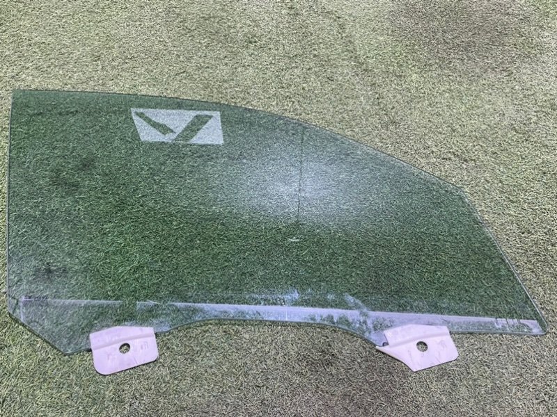 Стекло двери передней правой