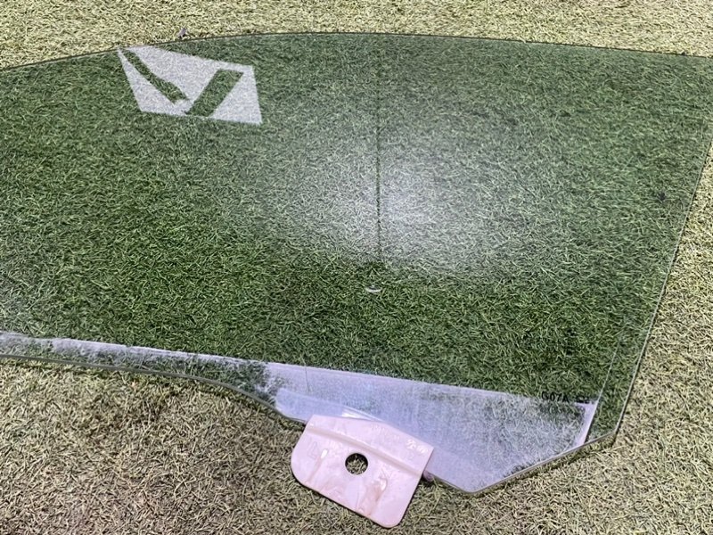 Стекло двери передней левой