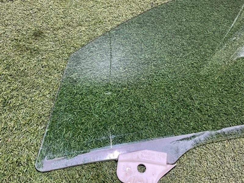 Стекло двери передней левой