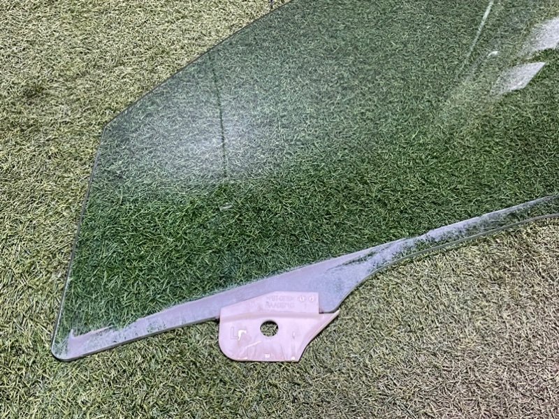 Стекло двери передней левой