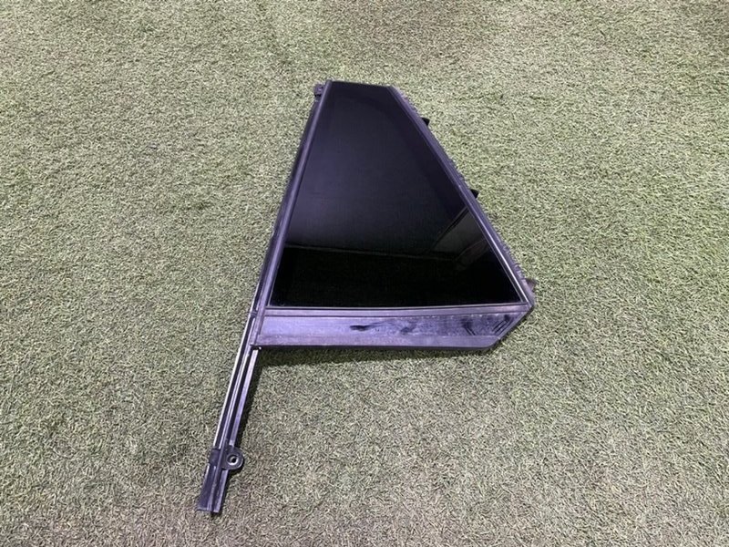 Стекло двери задней левой (форточка)