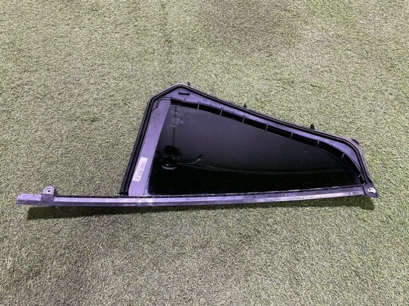 Стекло двери задней левой (форточка)