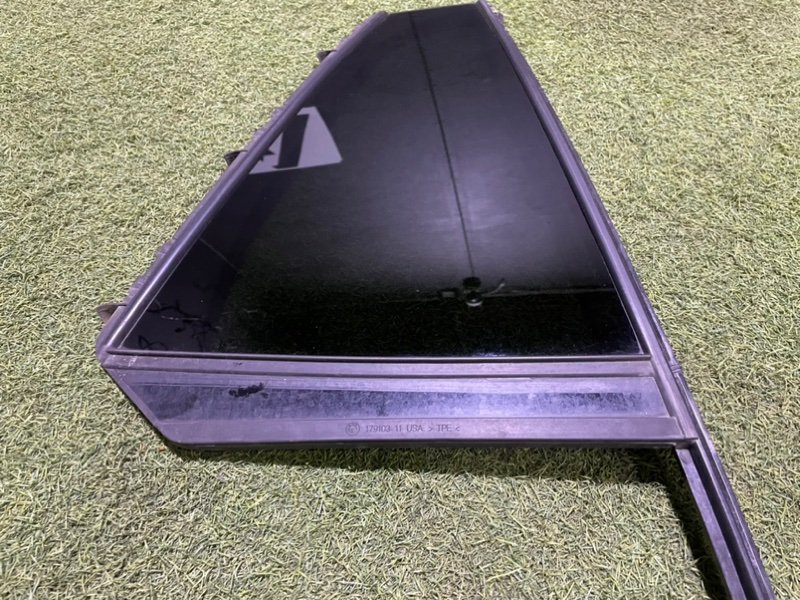 Стекло двери задней правой (форточка)