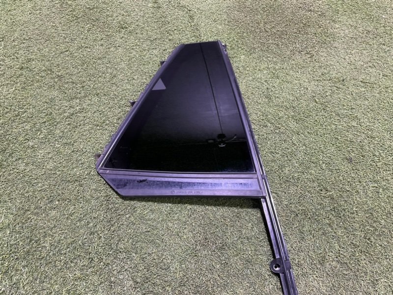 Стекло двери задней правой (форточка)