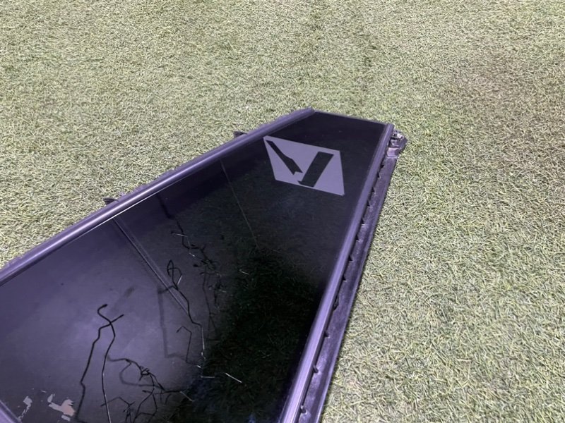 Стекло двери задней правой (форточка)