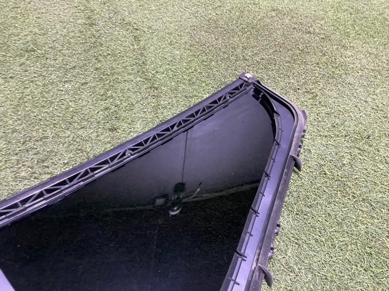 Стекло двери задней правой (форточка)