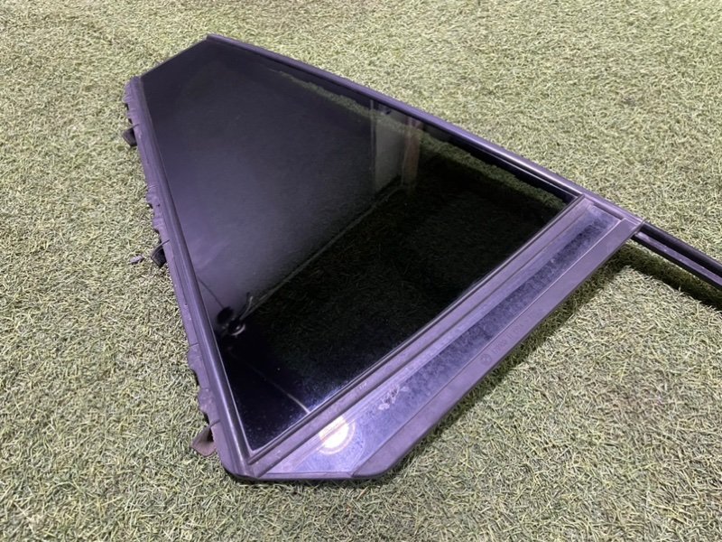 Стекло двери задней правой (форточка)