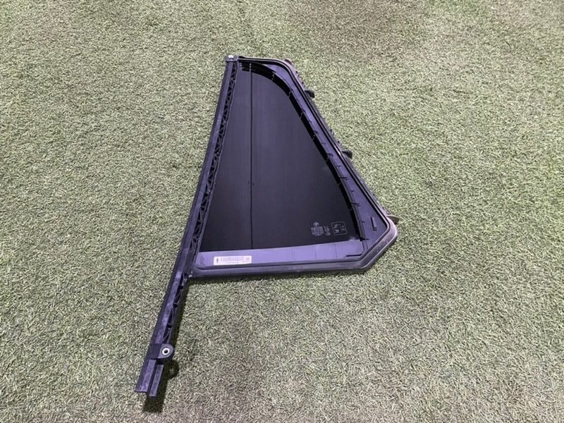 Стекло двери задней правой (форточка)