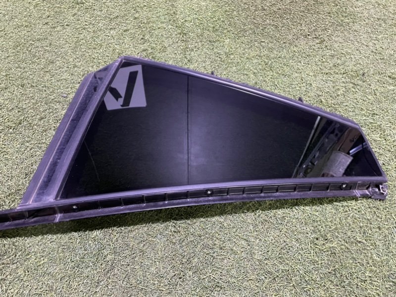 Стекло двери задней правой (форточка)