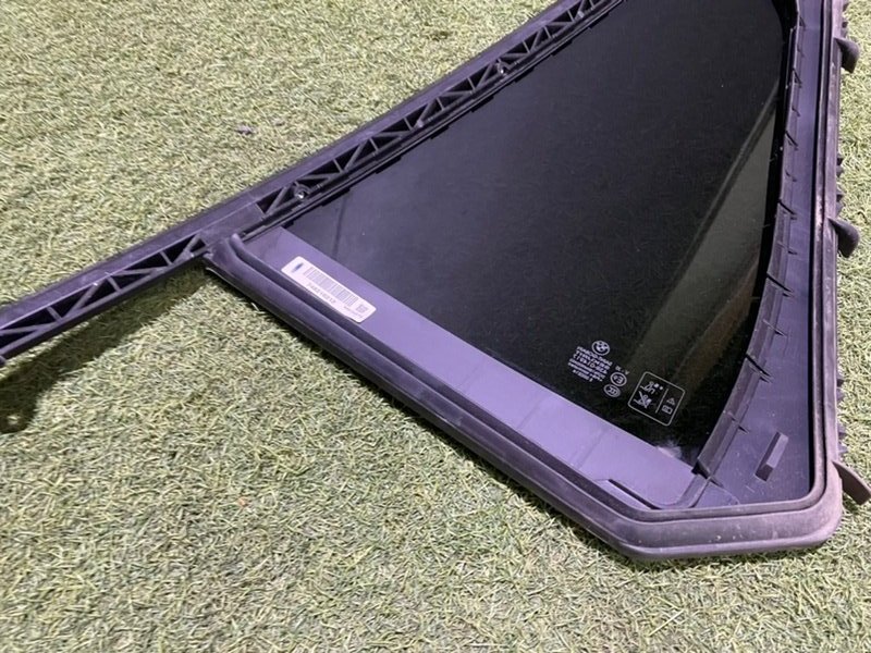 Стекло двери задней правой (форточка)