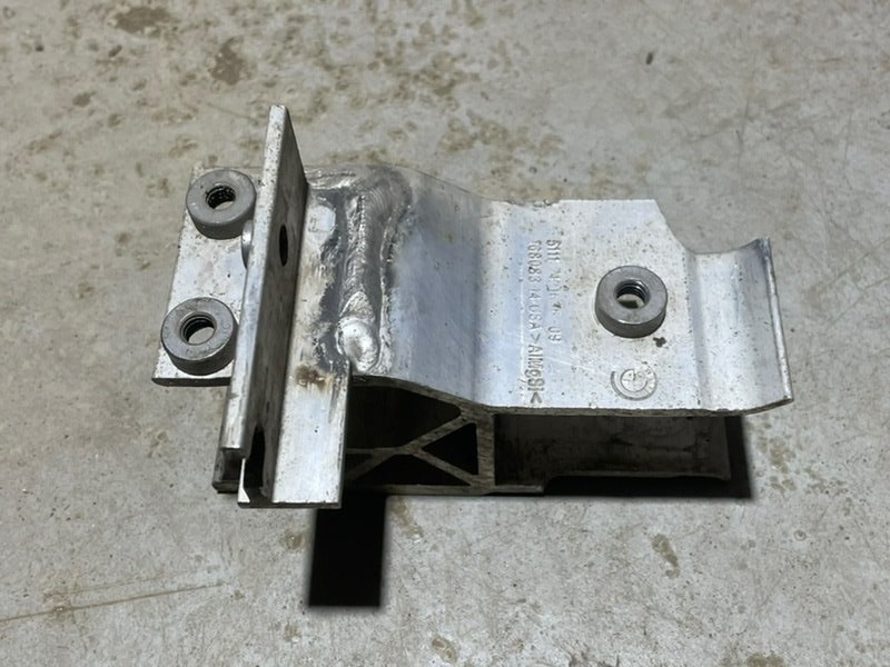 Кронштейн усилителя переднего бампера правый