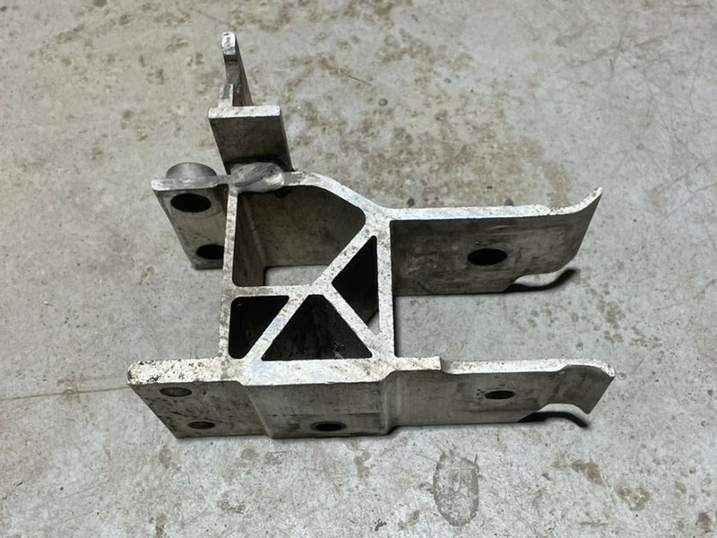 Кронштейн усилителя переднего бампера правый