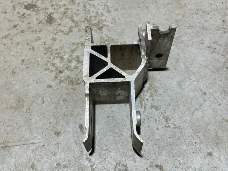 Кронштейн усилителя переднего бампера правый