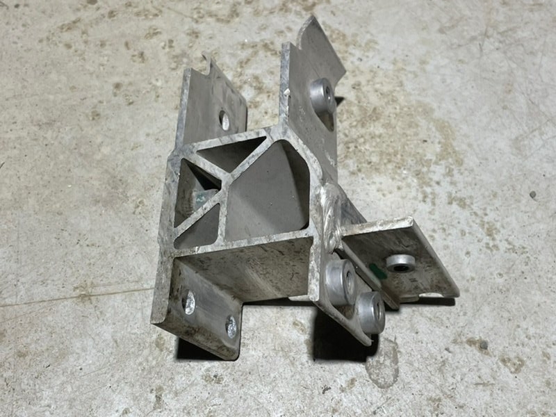 Кронштейн усилителя переднего бампера правый