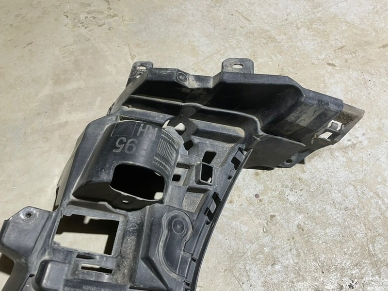 Кронштейн заднего бампера правый