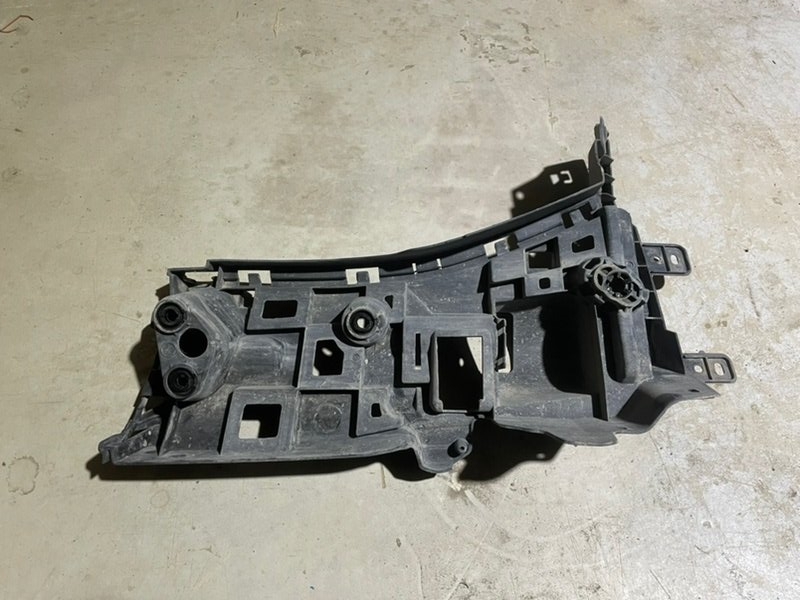 Кронштейн заднего бампера правый