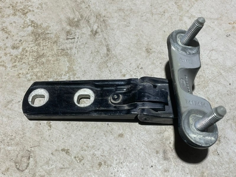 Петля двери багажника