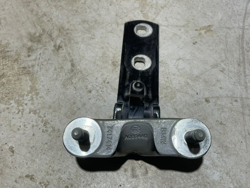 Петля двери багажника