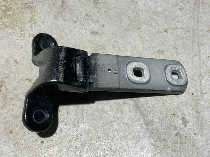 Петля двери багажника