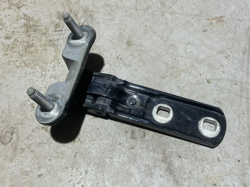 Петля двери багажника