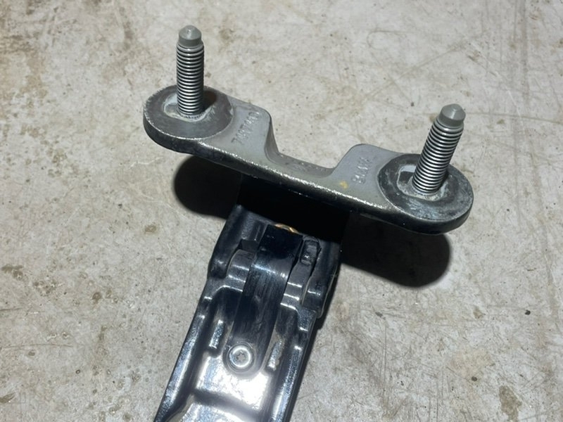 Петля двери багажника