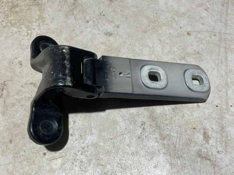 Петля двери багажника