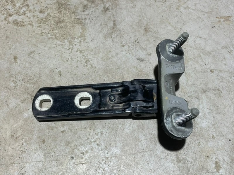 Петля двери багажника