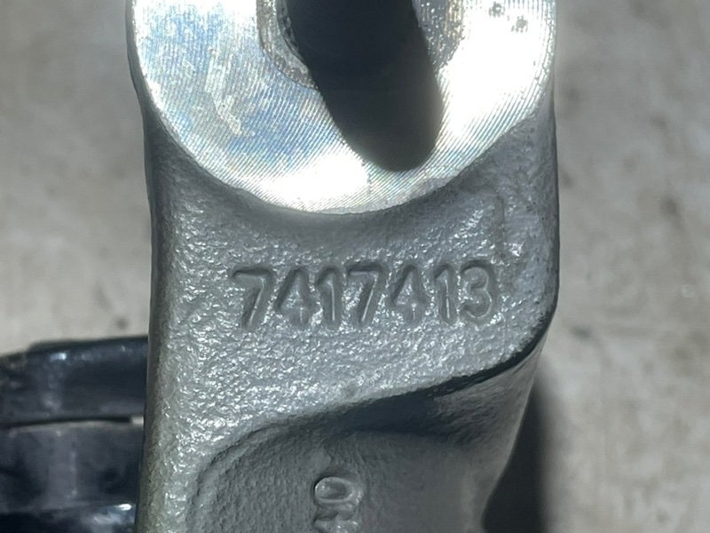 Петля двери багажника