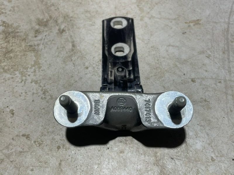 Петля двери багажника