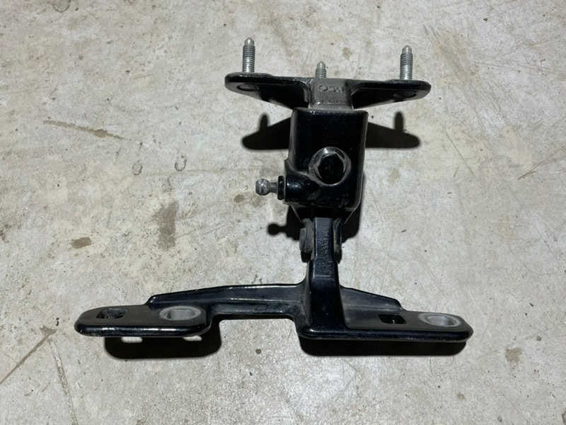 Петля двери багажника