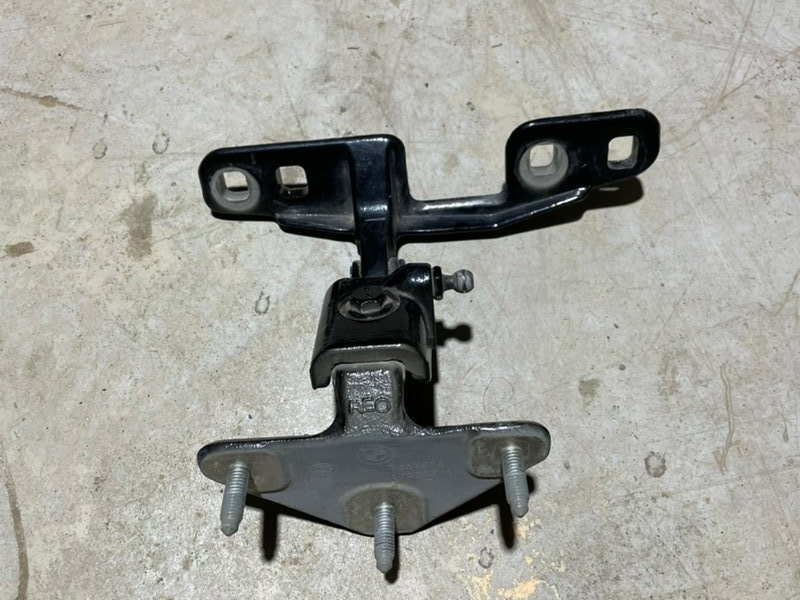 Петля двери багажника