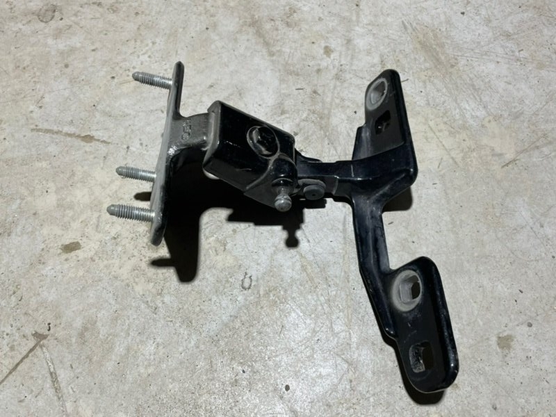 Петля двери багажника