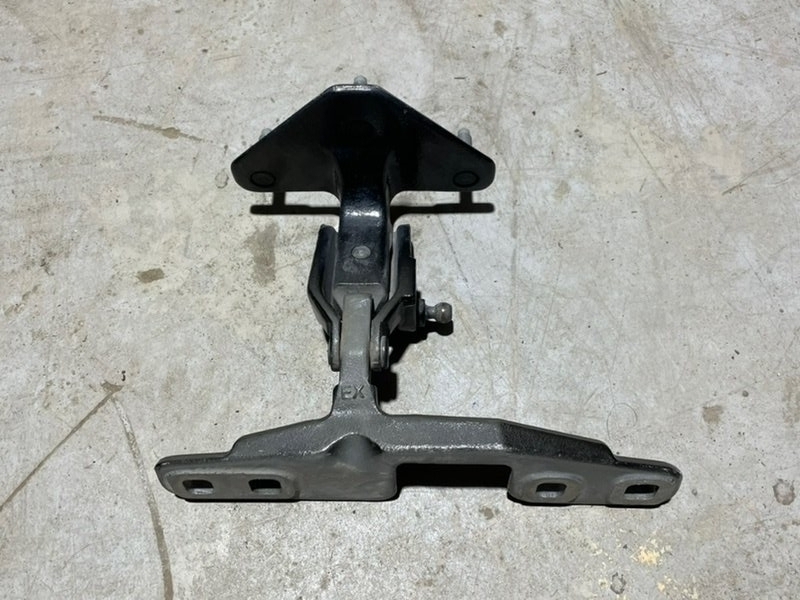 Петля двери багажника