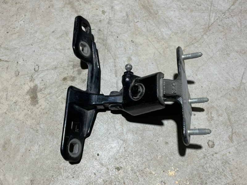 Петля двери багажника