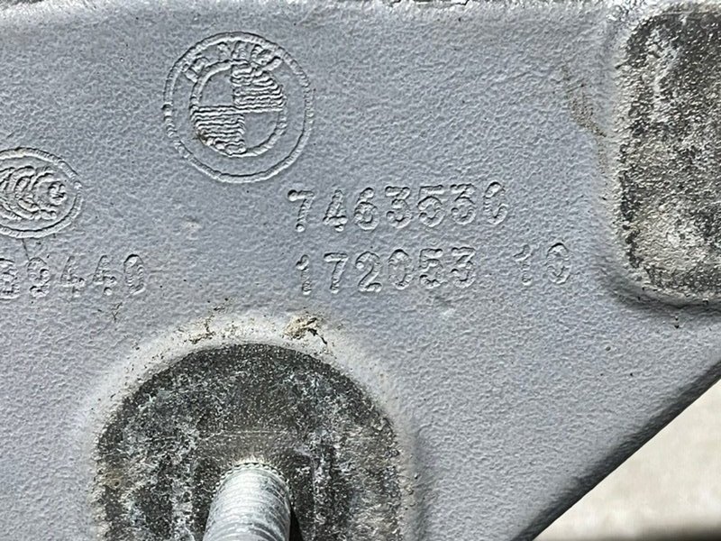 Петля двери багажника