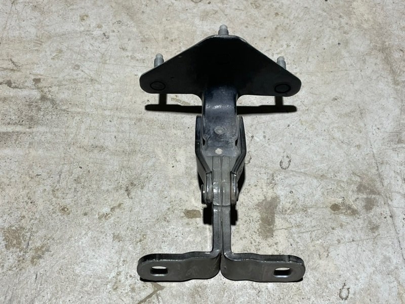 Петля двери багажника