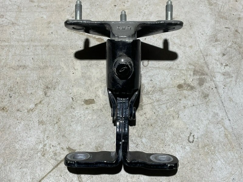 Петля двери багажника