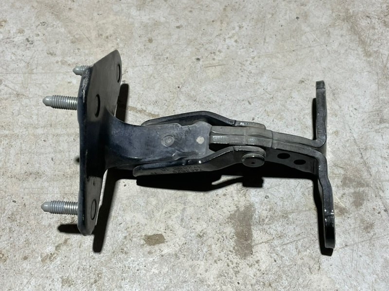 Петля двери багажника