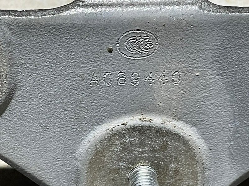 Петля двери багажника